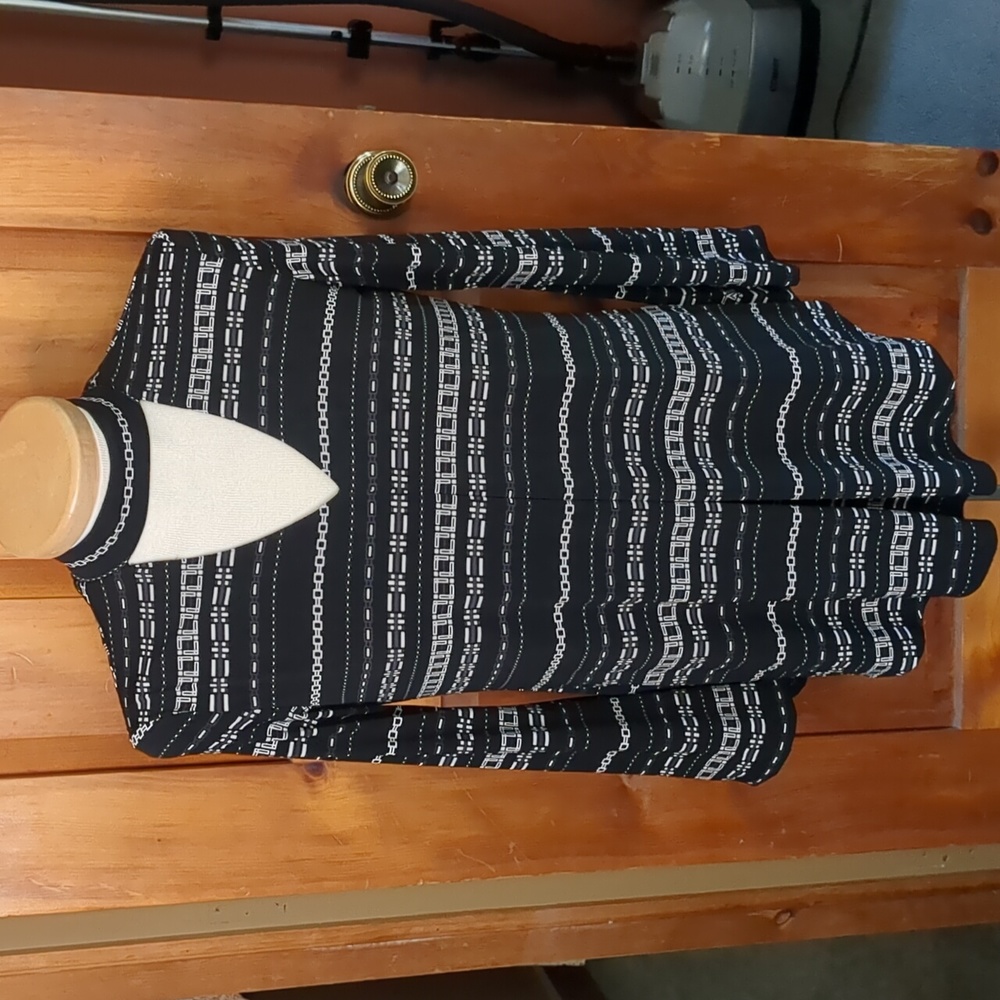 JOSEPH RIBKOFF* black and white print keyhole neck tunic top bell sleeve pleat